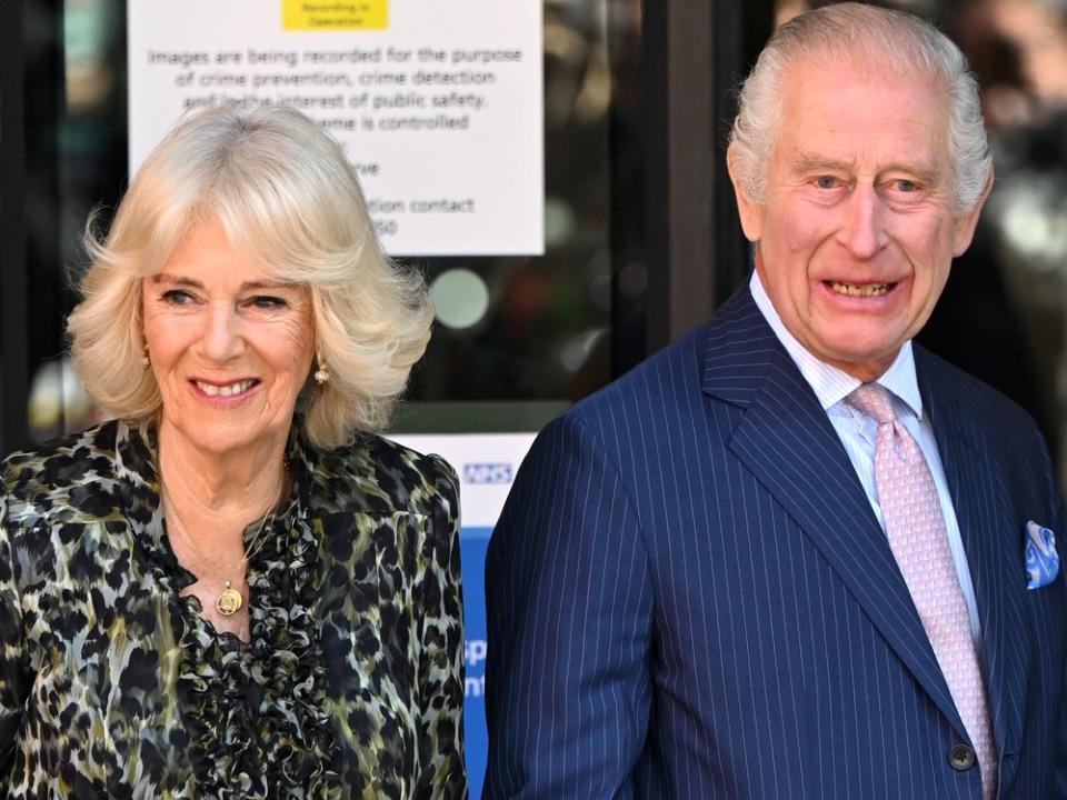 Als wäre nichts gewesen: Königin Camilla und König Charles zeigten sich bei der Ankunft am Macmillan Cancer Center des University College Hospitals in London gelöst und entspannt. (Bild: getty/Samir Hussein/WireImage)