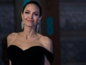 <p>Angelina Jolie kann man sich ebenfalls zum Vorbild nehmen. Sie ist nicht nur Schauspielerin, sondern auch Regisseurin, Produzentin und Drehbuchautorin. Jüngst feierte sie mit der Filmbiografie “Der weite Weg der Hoffnung” große Erfolge. Darüber hinaus ist Angelina Jolie eine wahre Wohltäterin: Als langjährige UN-Sonderbotschafterin beschäftigt sie sich insbesondere mit den Anliegen von Flüchtlingen. Mit Spenden, einer eigenen Stiftung und Reisen in Krisengebiete versucht Angelina Jolie außerdem, die Lebensbedingungen in ärmeren Ländern zu verbessern. (Bild-Copyright: Vianney Le Caer/Invsion/AP) </p>