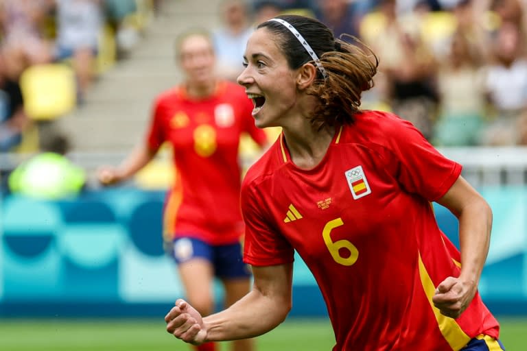 La mediocampista española Aitana Bonmatí celebra al marcar el gol del empate parcial de España contra Japón en el debut de ambas selecciones en los Juegos Olímpicos de París, en un cotejo disputado en el estadio La Beaujoire en Nantes el 25 de julio de 2024. (ALAIN JOCARD)