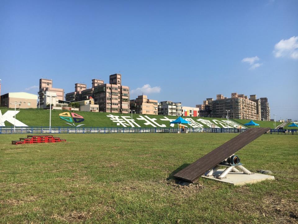 蘆堤寵物公園-可以培養寵物跳躍能力的翹翹板。   圖：新北市高灘處提供