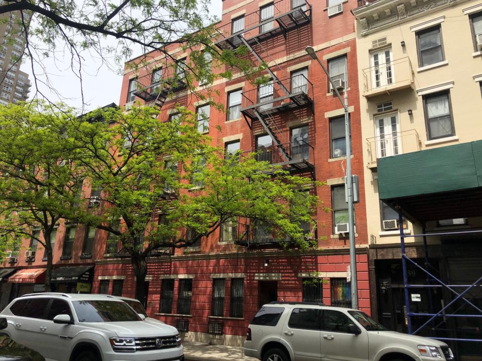 the exterior of an apartment building in new york