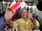 El candidato opositor de centro Luis Guillermo Solís se toma una autofoto luego de acudir a las urnas durante la segunda ronda electoral de Costa Rica, el 6 de abril de 2014 en San José (AFP | Ezequiel Becerra)