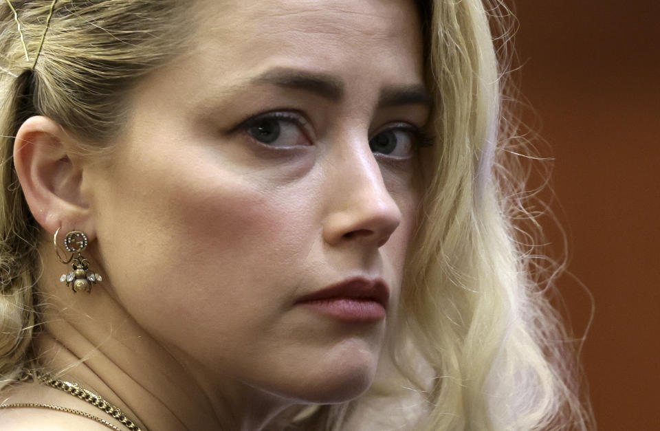 La actriz Amber Heard espera antes de la lectura del veredicto de su juicio contra Johhny Depp en la Corte de Circuito del Condado de Fairfax en Fairfax, Virginia, el 1 de junio de 2022. Activistas y expertos temen que el veredicto que otorgó 10 millones de dólares a Depp tenga un efecto adverso en las mujeres que denuncian abusos. (Evelyn Hockstein/Pool via AP)