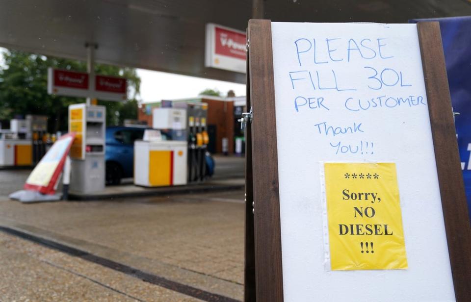 A sign advising customers to only fill up with 30 litres of fuel and that no diesel is available stands outside a Shell petrol station in Aldershot, Hampshire (Andrew Matthews/PA) (PA Wire)