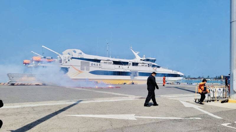 由於風浪太大布澎航線明日停航。   圖：港務公司布袋管理處／提供