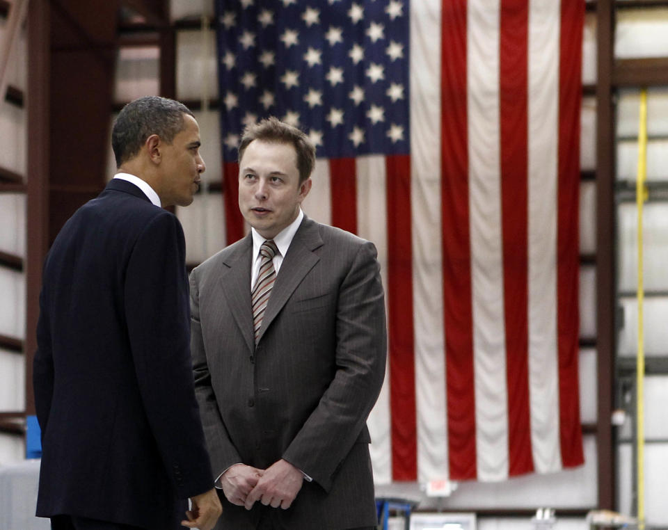 U.S. President Barack Obama (L) speaks to Head of SpaceX Elon Musk on a tour of Cape Canaveral Air Force Station in Cape Canaveral, Florida, April 15, 2010.    REUTERS/Jim Young   (UNITED STATES - Tags: POLITICS)