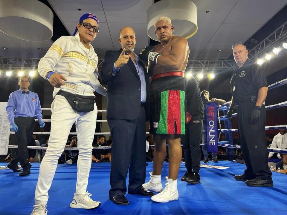 El peso pesado Néstor Santana junto al promotor Henry Rivalta (centro) y el entrenador Franco Gonzalez (izq.).