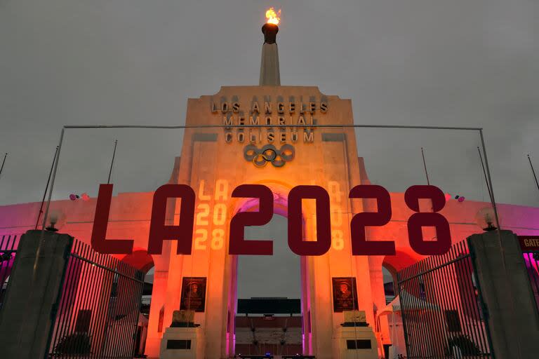 En la Ceremonia de Clausura de París 2024 se da el traspaso a Los Ángeles, sede de la edición 2028 de los Juegos Olímpicos