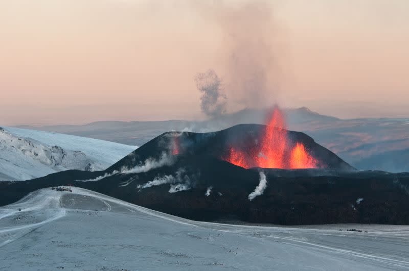 Primer cráter del volcán islandés Eyjafjallajökull . (Imagen creative commons vista en Wikimedia).