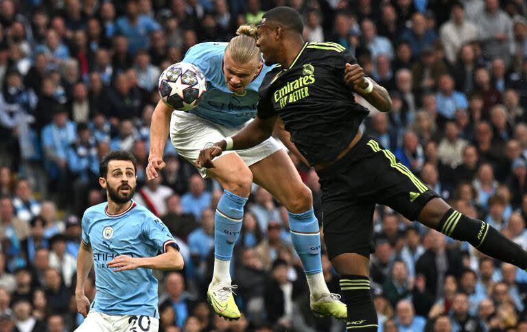 Manchester City's Norwegian striker Erling Haaland (C) headers toward goal but has his shot saved during the UEFA Champions League second leg semi-final football match between Manchester City and Real Madrid at the Etihad Stadium in Manchester, north west England, on May 17, 2023. (Photo by Paul ELLIS / AFP)