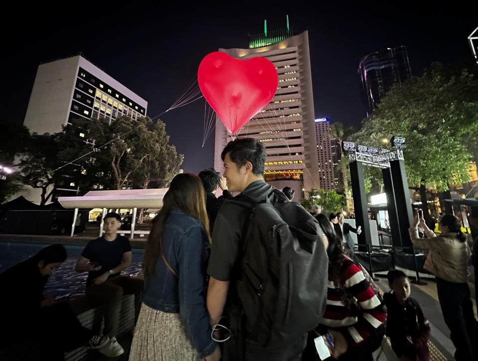 2月14日情人節，一對情侶在中環皇后像廣場與 Chubby Hearts 合照 (Photo by Li Peiyun/VCG via Getty Images)