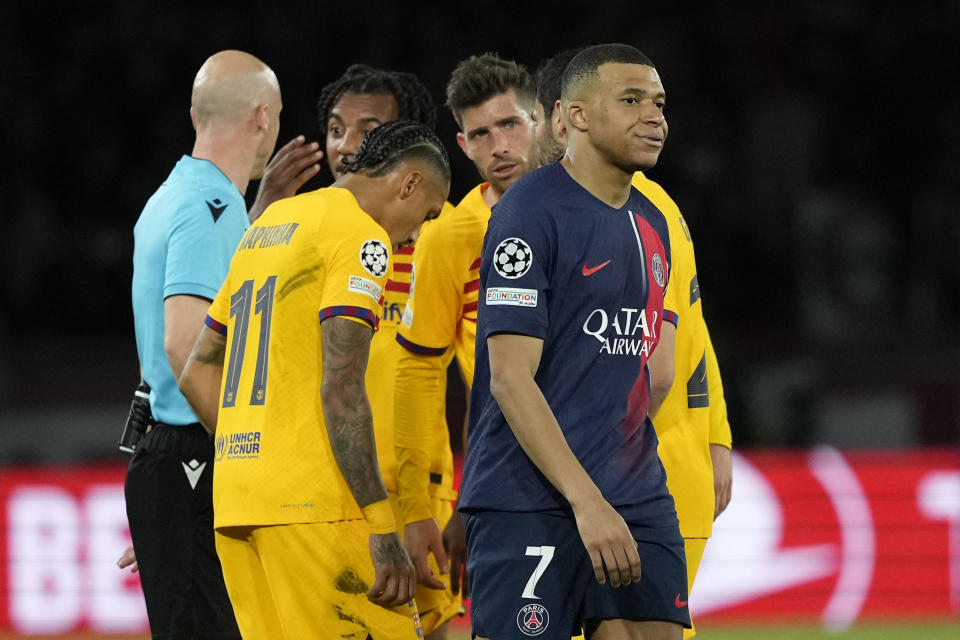 Kylian Mbappe del Paris Saint-Germain hace un gesto en el duelo de ida de los cuartos de final de la Liga de Campeones ante el Barcelona el miércoles 10 de abril del 2024. (AP Foto/Lewis Joly)