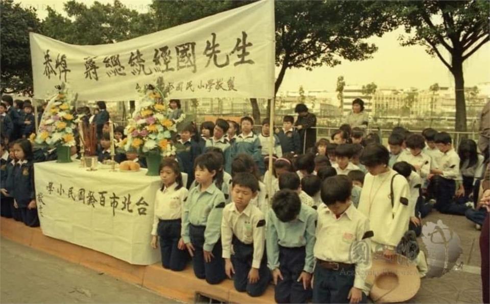蔣經國逝世35週年　律師回憶「小學生跪路邊」：某些人嚮往的美好年代