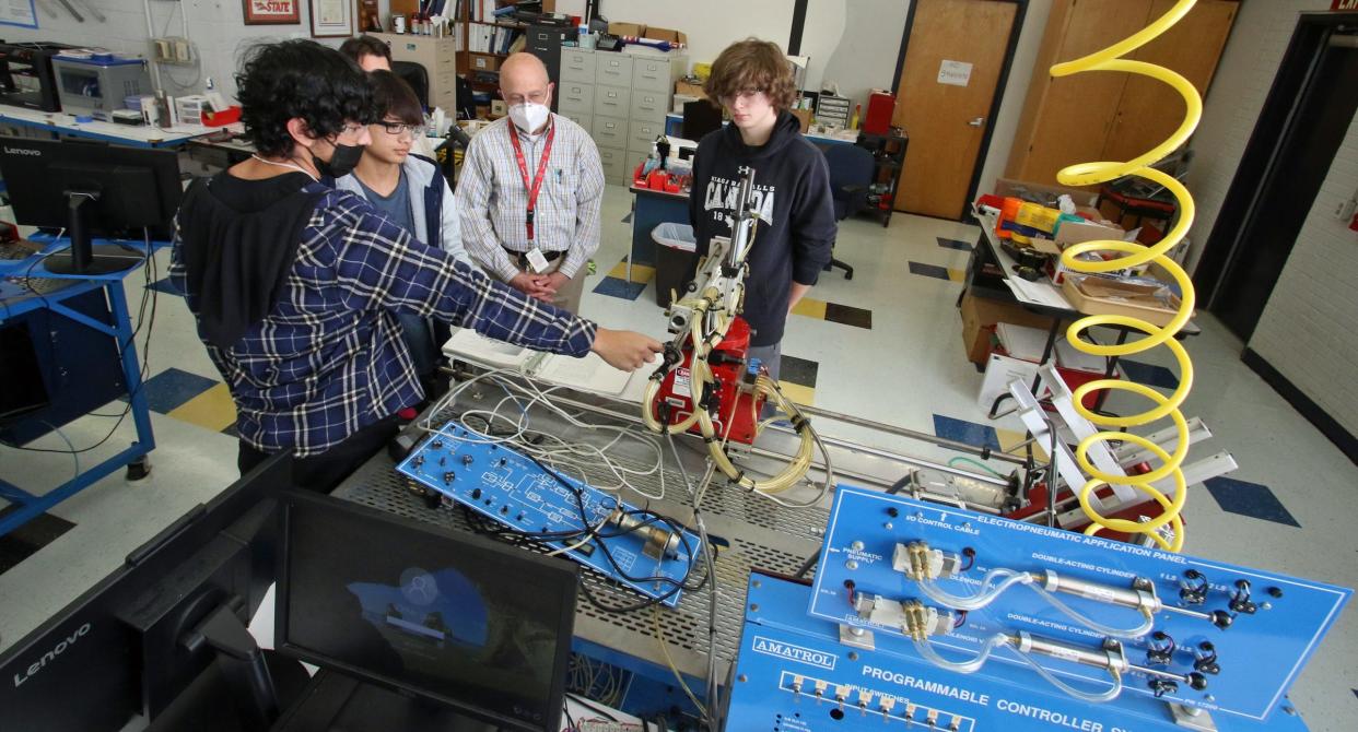 Instructor Bobby Wright works with his students during an engineering technology class at Highland School of Technology Thursday afternoon, Feb. 10, 2022.