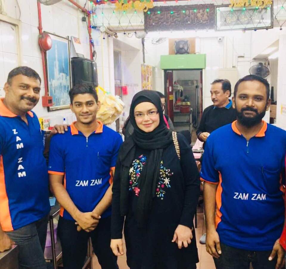 Siti Nurhaliza was spotted at Singapore’s Zam Zam restaurant with her husband. (Photo: Zam Zam Restaurant/Facebook)