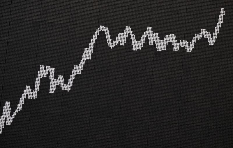 The German share index (Dax) is represented by a curve on a display board in the trading hall of the Frankfurt Stock Exchange. Arne Dedert/dpa