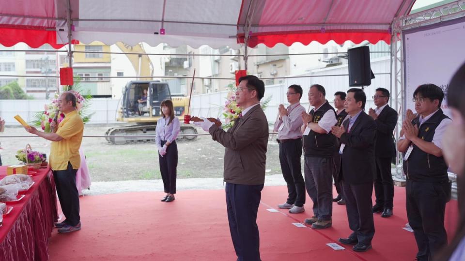  林佳龍回到台中烏日出席榮泉安居社會住宅動土典禮。 圖：翻攝自林佳龍臉書 