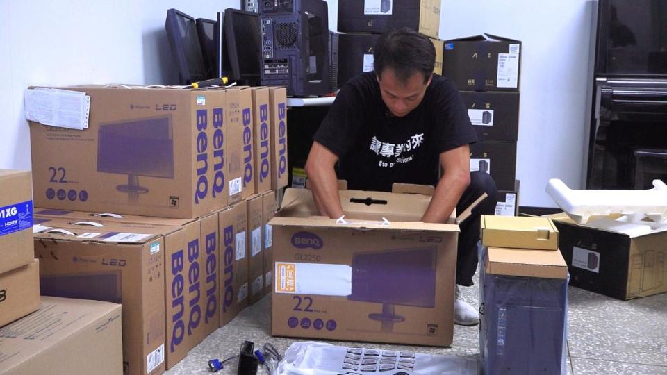 東森購物「愛心公益捐贈平台」為竹湖國小20台電腦與65項衣物與鞋子。