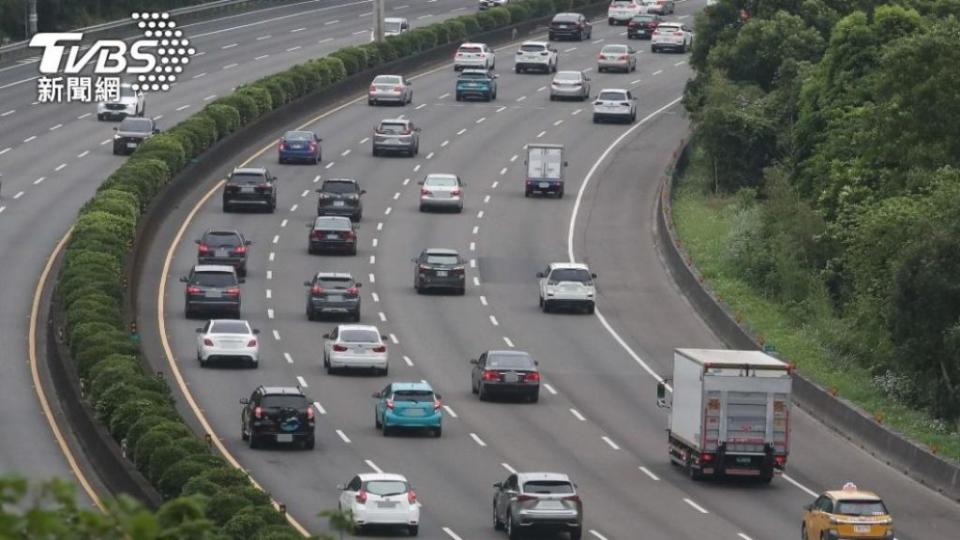 在國道當中跟上車流速度才是最安全的做法，如果擔心自己的反應比較慢可以拉長車距，確保安全。（圖片來源/TVBS）