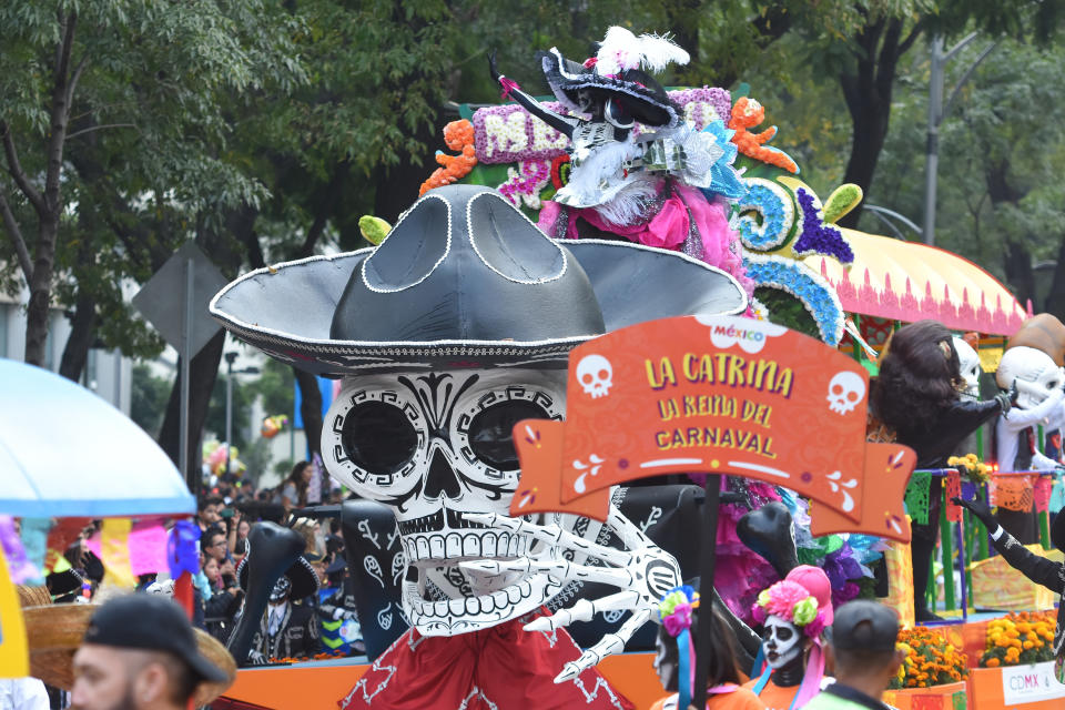 An estimated 300,000 people are said to have attended Saturday's Day of the Dead parade in Mexico City. (Photo: NurPhoto via Getty Images)