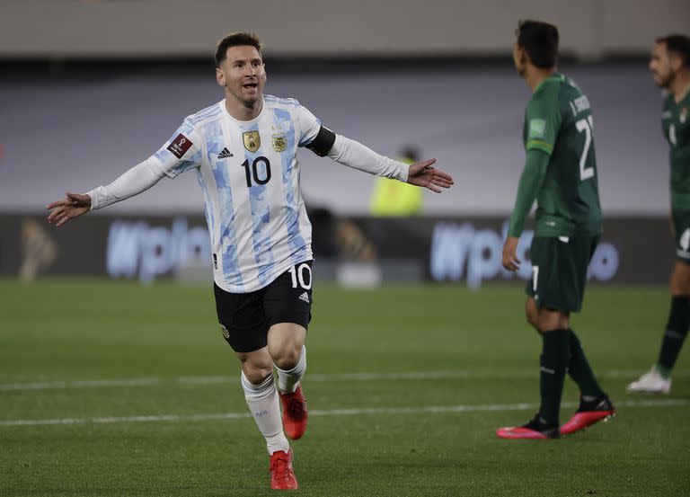 Lionel Messi, de la selección de Argentina, anota el primer tanto del encuentro de la eliminatoria mundialista frente a Bolivia, el jueves 9 de septiembre de 2021, en Buenos Aires (Juan Roncoroni/Pool via AP)