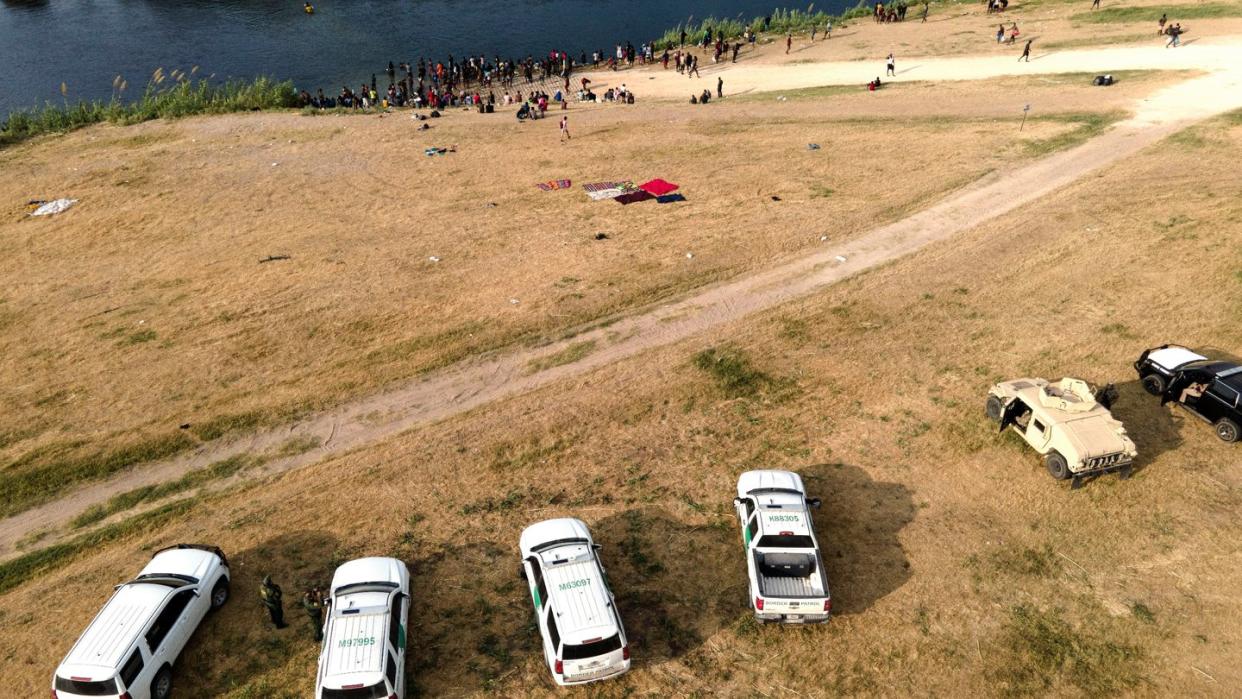 Offizielle Fahrzeuge der US-Grenzkontrolle stehen am Ufer des Flusses Rio Grande in der Nähe eines Lagers von Migranten, viele aus Haiti, nahe der Del Rio International Bridge.