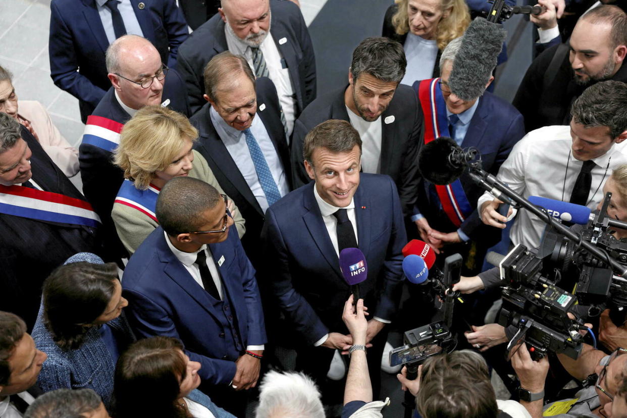 Emmanuel Macron échangeant avec des journalistes le 4 avril, en marge de l'inauguration de la piscine olympique de Saint-Denis.  - Credit:Gonzalo Fuentes/AP/SIPA