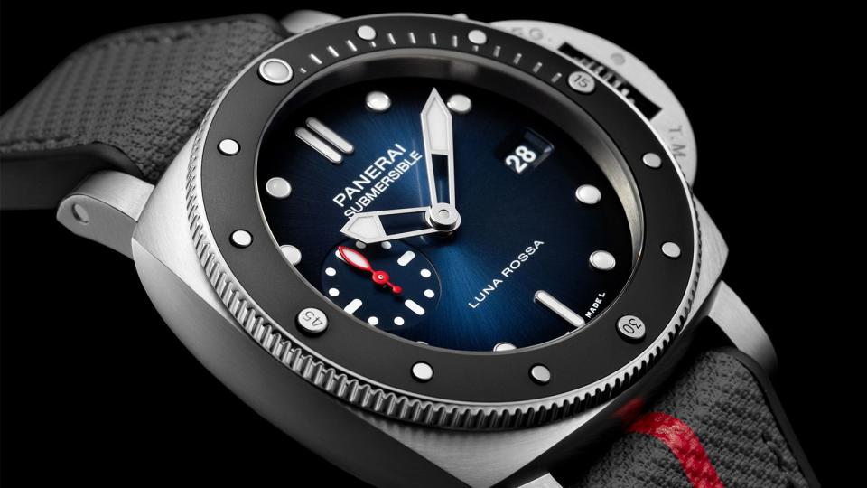 Submersible Luna Rossa｜PAM01565／錶徑42mm／不鏽鋼錶殼／時、分、小秒、日期指示／P.900自動上鍊機芯／防水300米／限量300只／定價NT$ 347,000（官方網站限定販售）