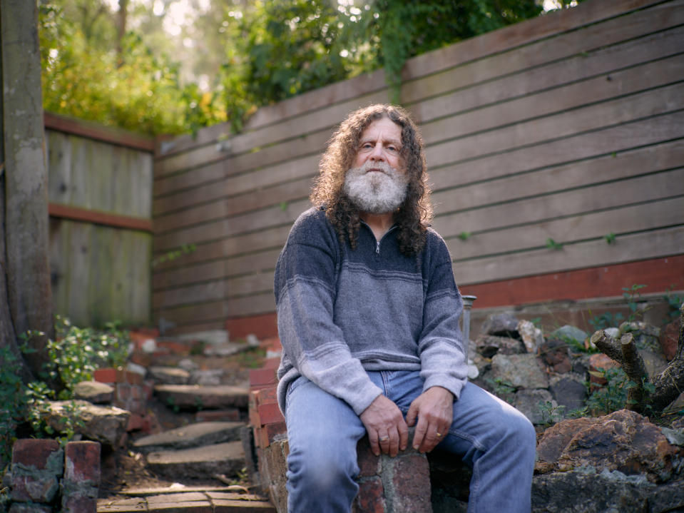 Robert Sapolsky, un biólogo y neurólogo de la Universidad de Stanford, en su casa de San Francisco, el 17 de septiembre de 2023. (Damon Casarez/The New York Times)