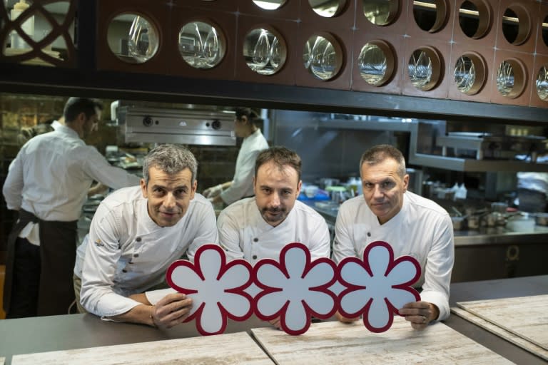 Los chefs españoles Mateu Casanas (I), Eduard Xatruch y Oriol Castro (D) posan el 29 de noviembre de 2023 en su restaurante Disfrutar en Barcelona, tras recibir su tercera estrella Michelin (Josep LAGO)