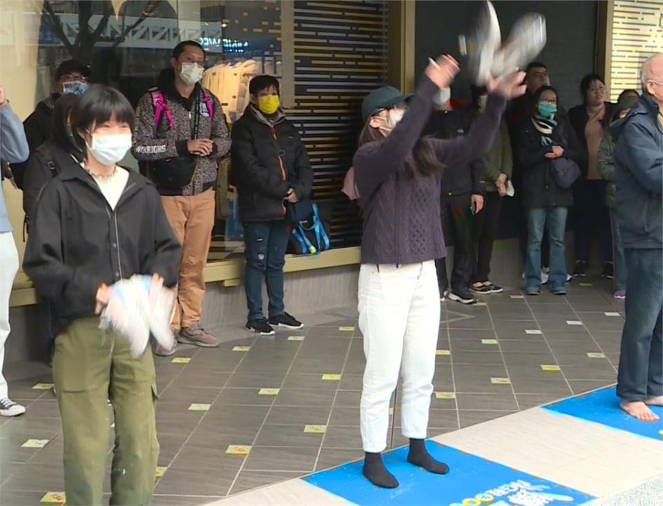 暢貨中心辦「鞋子擲筊比賽」　奇招果然奏效順勢帶動買氣