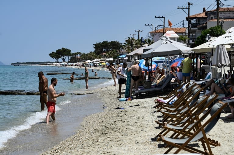 Deckchairs and sunbeds taking off almost all of a beach on the Halkidiki peninsula in northern Greece (Sakis MITROLIDIS)