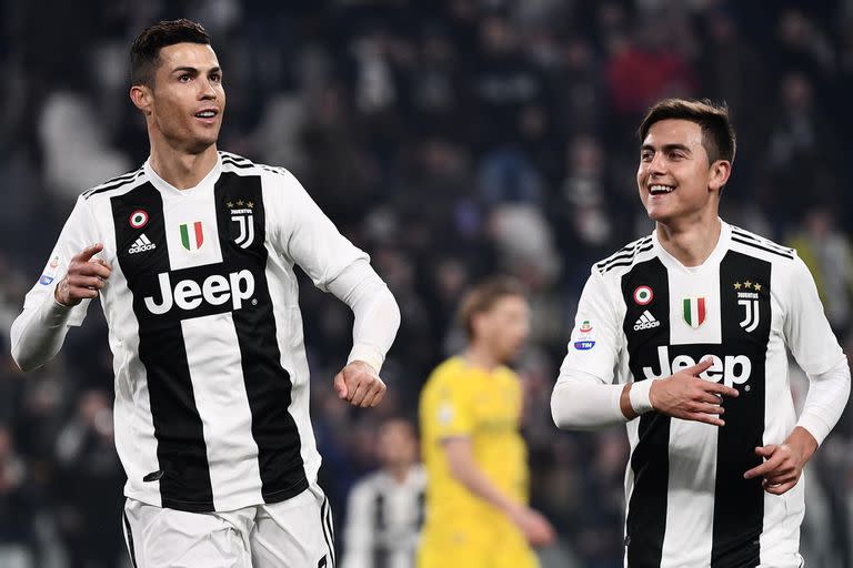 El delantero portugués de la Juventus, Cristiano Ronaldo, celebra con el delantero argentino de la Juventus, Paulo Dybala, después de anotar durante el partido de fútbol de la Serie A italiana Juventus vs Frosinone el 15 de febrero de 2019 en el estadio de la Juventus en Turín