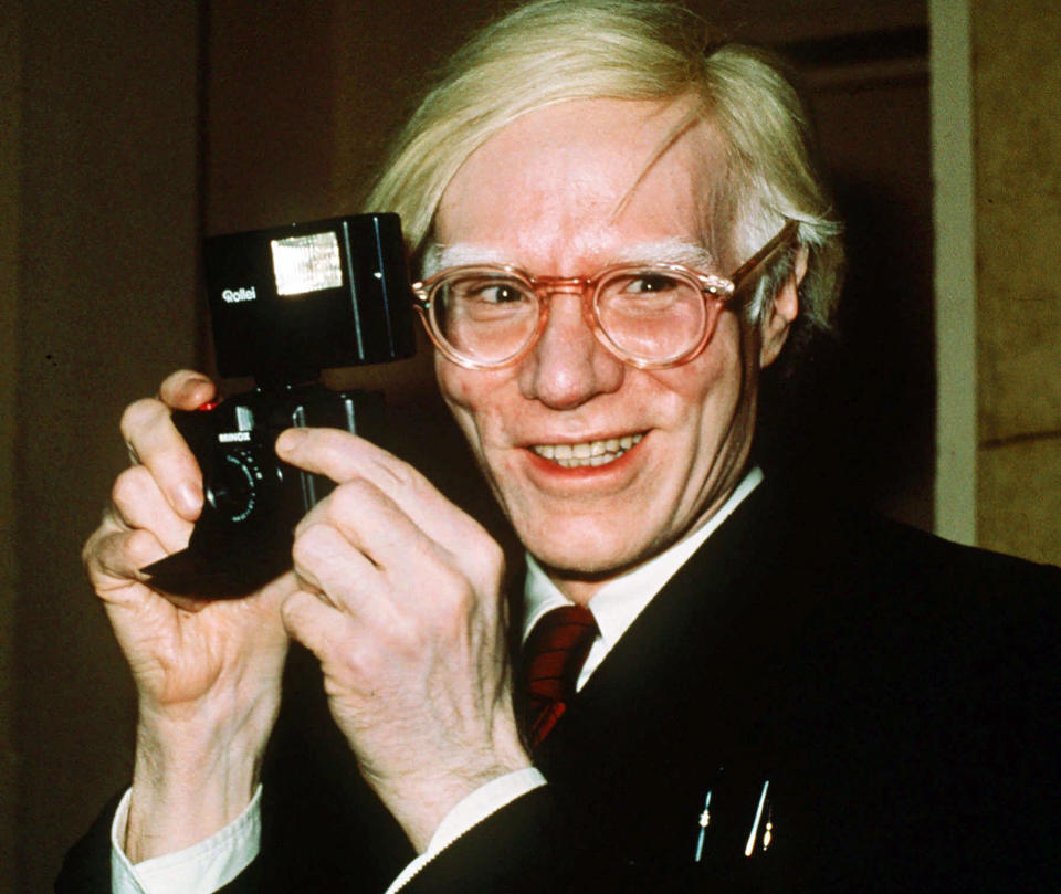 ARCHIVO – En esta fotografía de archivo de 1976 el artista pop Andy Warhol sonríe en Nueva York. Una corte de apelaciones de Estados Unidos apoyó a una fotógrafa el viernes 26 de marzo de 2021 en su disputa por derechos de autor contra la Fundación Andy Warhol para las Artes Visuales por una serie de obras del artista pop basadas en fotos que ella tomó a Prince. (Foto AP/Richard Drew, archivo)