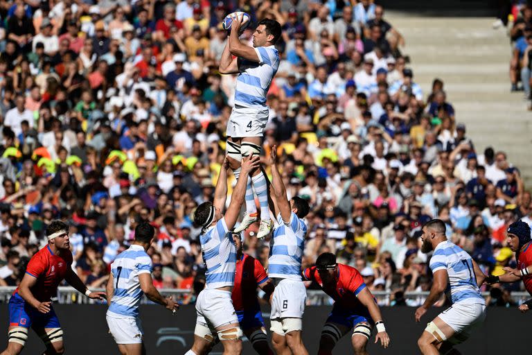 Guido Petti Pagadizábal gana un line-out; tras superar la etapa de grupos con tres victorias, incluida una sobre Chile, los Pumas afrontarán un duro cuartos de final contra Gales en el Mundial de Francia.