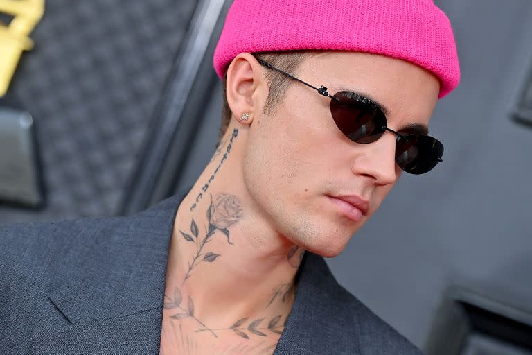 Justin Bieber y un mensaje grabado en su cuello: paciencia, lo que hoy necesita para recuperarse de la parálisis facial que sufre, para poder volver a los escenarios