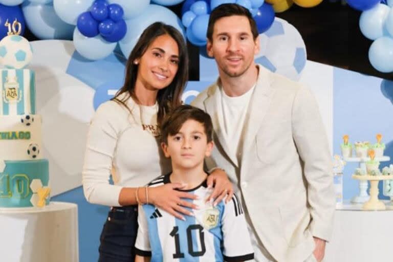 Antonela Roccuzzo se emocionó profundamente al ver a su hijo Thiago en el campo de juego acompañado por Leo Messi (Foto: Instagram @antonelaroccuzzo)