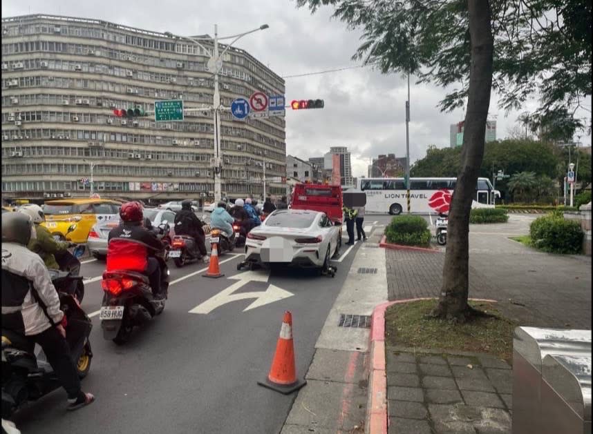 劉姓車主車輛拋錨路中，葉財文警員疏導交通助劉男聯繫拖吊車。（圖/記者 張泓笙翻攝）