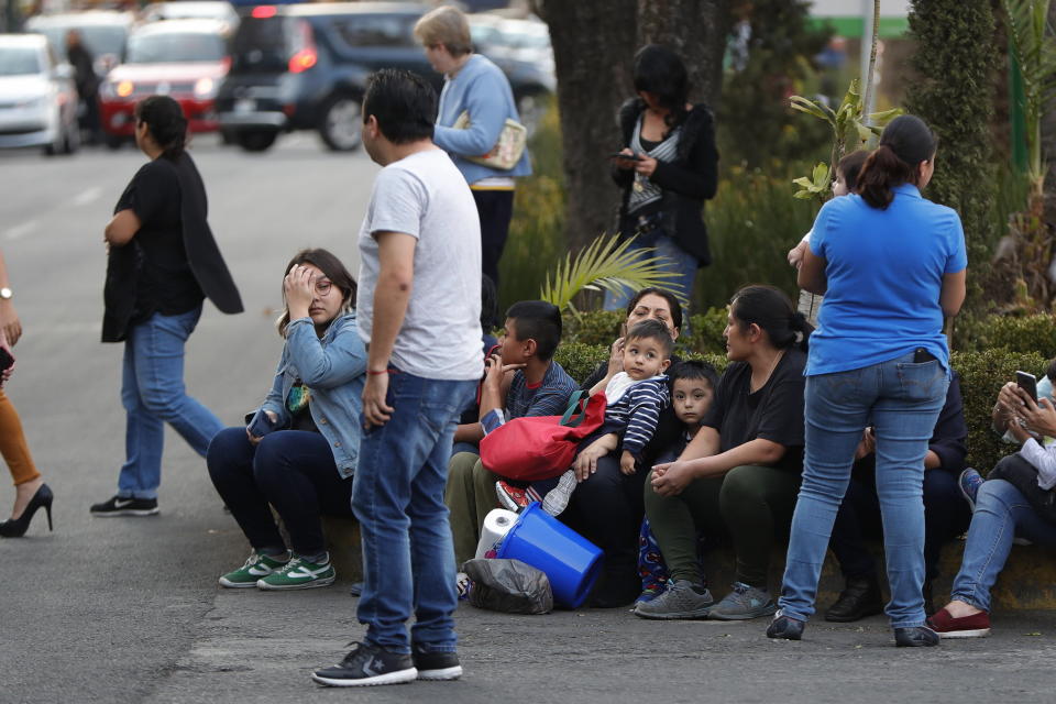 <p>MEX63. CIUDAD DE MÉXICO (MÉXICO), 16/02/2018.- Personas esperan en la calle tras un sismo registrado hoy, viernes 16 de febrero de 2018, en Ciudad de México (México). Un fuerte sismo de magnitud preliminar 7 sacudió hoy la Ciudad de México, así como el centro y el sur del país a las 17.39 hora local (23.39 GMT), con epicentro a ocho kilómetros al noreste de Pinotepa Nacional, estado sureño de Oaxaca, informó el Servicio Sismológico Nacional. EFE/José Méndez </p>