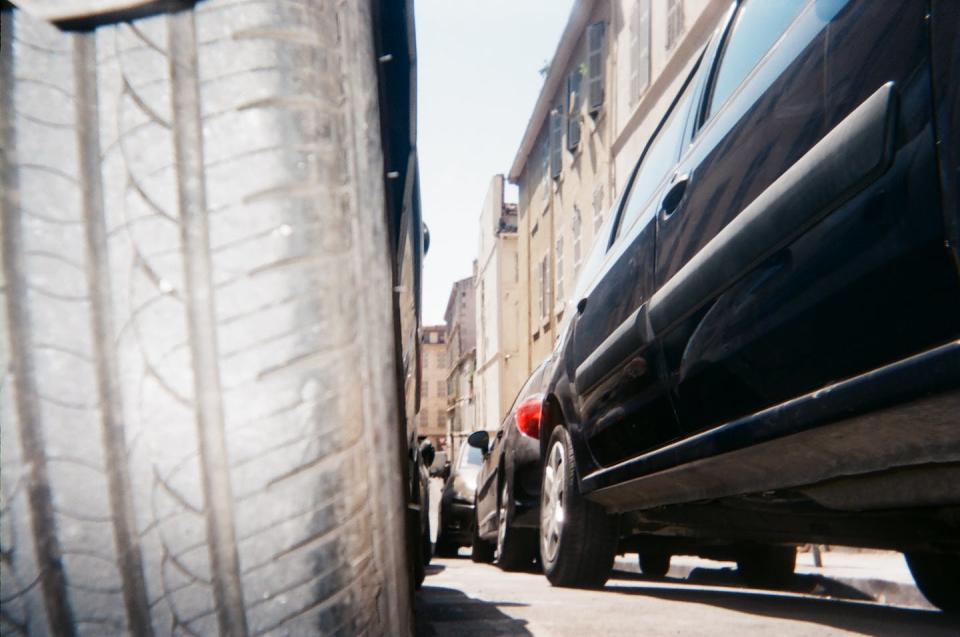 «Entre deux voitures»: C'est la rue Thiers, en fait en bas c'est Curiol et là c'est la rue Thiers et en fait c'est des marches, je trouvais ça sympa, la prise elle est trop cool, j'aime trop. Ouais, c'est parce que là en fait tu as tous les déchets de la société. T'y as le plus vieux travail du monde qui est représenté dans c'te rue, t'y as les tox, parce que les marches elles sont prises et tout et puis en plus c'est des petites rues, t'as plein de voitures, la nuit il n'y a pas beaucoup de personnes qui passent, t'as des putes, t'as tout, genre t'as jamais les flics qui passent, ils s'en battent les couilles tu peux faire ce que tu veux ici, puis tu retrouves des seringues, tout ça, c'est sympa c'te rue, enfin pas vraiment, et puis, la voilà pour dire, tu t'caches derrière la voiture, entre les voitures, parce que on te voit pas, et puis c'est tout, voilà. Recherche Eposim, Fourni par l'auteur