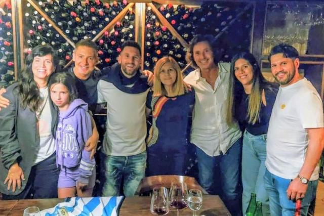 Lionel Messi junto a familiares y amigos en la noche porte&#xf1;a (Foto: Instagram/@elchuecosuar)