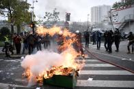 Le mouvement a notamment débuté ce matin par le blocage de la circulation et l'incendie de palettes de bois au niveau de la place d'Italie à Paris, point de départ de l'une des trois manifestations qui avaient été déclarées pour ce samedi. ©MARTIN BUREAU / AFP