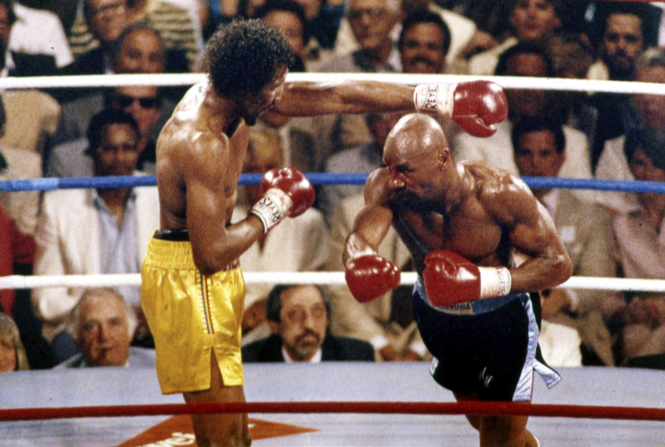 ARCHIVO - En esta foto de abril de 1985, Marvin Hagler (derecha) y Thomas Hearns pelean en el primer asalto de la pelea por el centro mundial en Las Vegas. Hagler ha fallecido. Tenía 66 años. (AP Foto, archivo)