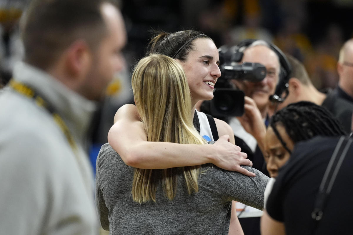 Iowa's Clark shows love for the fans after they cheer her on one