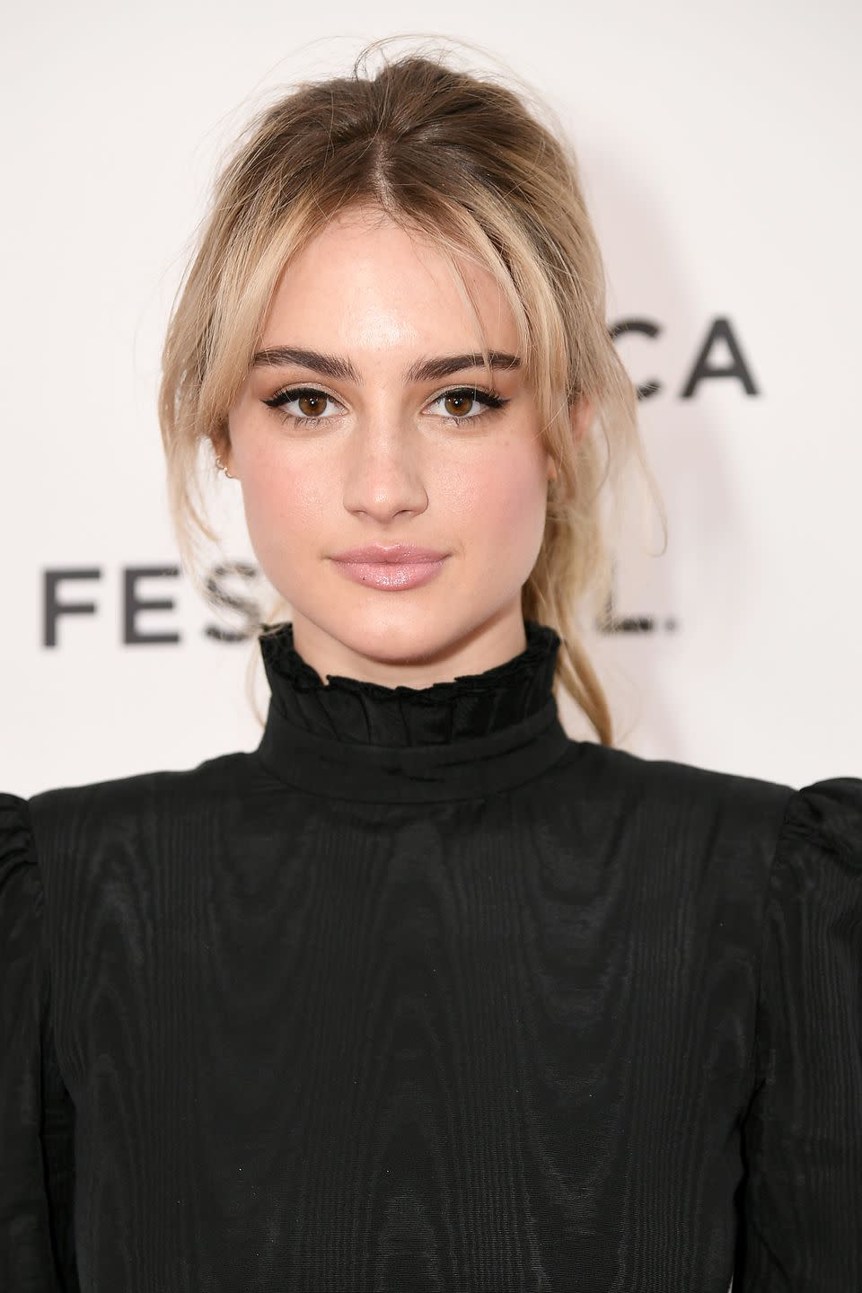 Grace Van Patten as Zoe