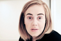 <p>Eine Sache, die die britische Sängerin Adele so sympathisch macht, ist, wie nahbar sie ist. Die Sängerin scheut sich nicht, ihren Fans zu zeigen, wie sie ohne ein vollgekleistertes Gesicht aussieht.<em> [Bild: Instagram @adele]</em> </p>
