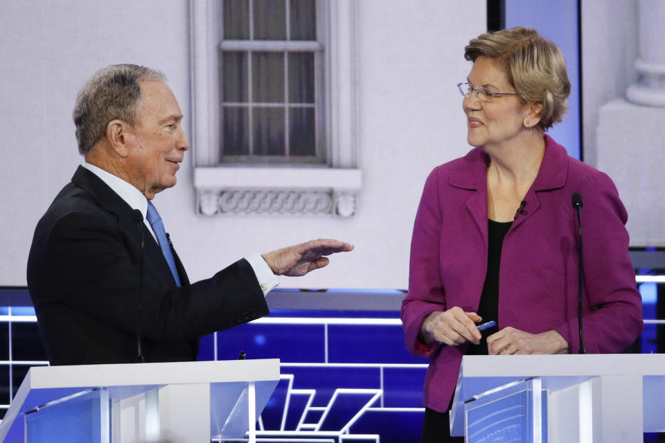 Los aspirantes a la candidatura demócrata a la presidencia de Estados Unidos Mike Bloomberg, a la izquierda, exalcalde de Nueva York, y Elizabeth Warren, senadora de Massachusetts, hablan durante un receso en un debate para las primarias demócratas el miércoles 19 de febrero de 2020 en Las Vegas, Estados Unidos organizado por NBC News y MSNBC. (AP Foto/John Locher)