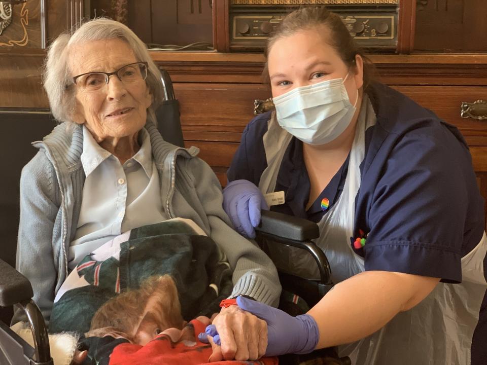 Connie with sister Kelly Smith, who cared for her when she was admitted. (SWBH NHS Trust)