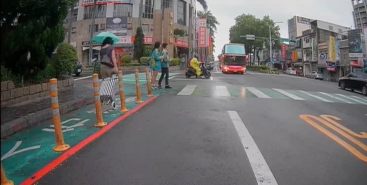 女學生明明看了來車，卻宛如「鬼遮眼」般，無預警衝出過馬路。（圖／翻攝自爆廢公社）