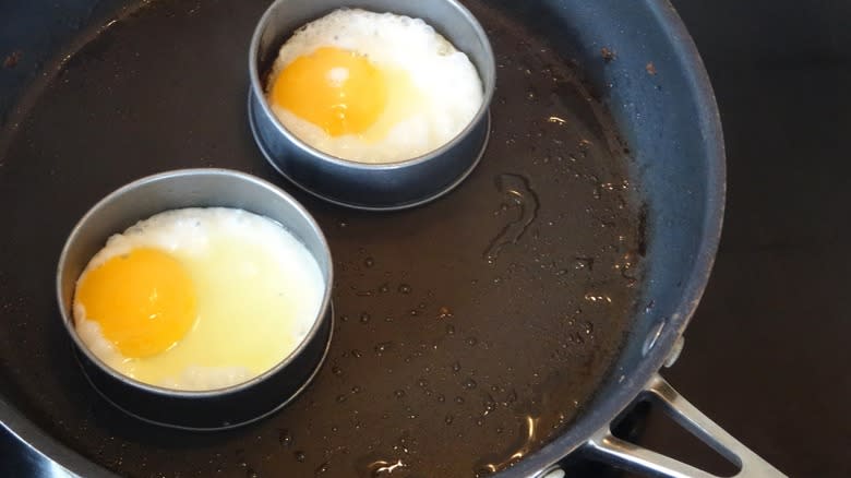 Fried eggs in rings